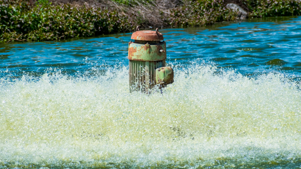 • En casa el mayor consumo de agua se da en el baño, el mueble sanitario gasta mínimo 6 litros por descarga, la regadera de 12 a 34 litros por minuto, el lavabo, 12 litros por minuto.