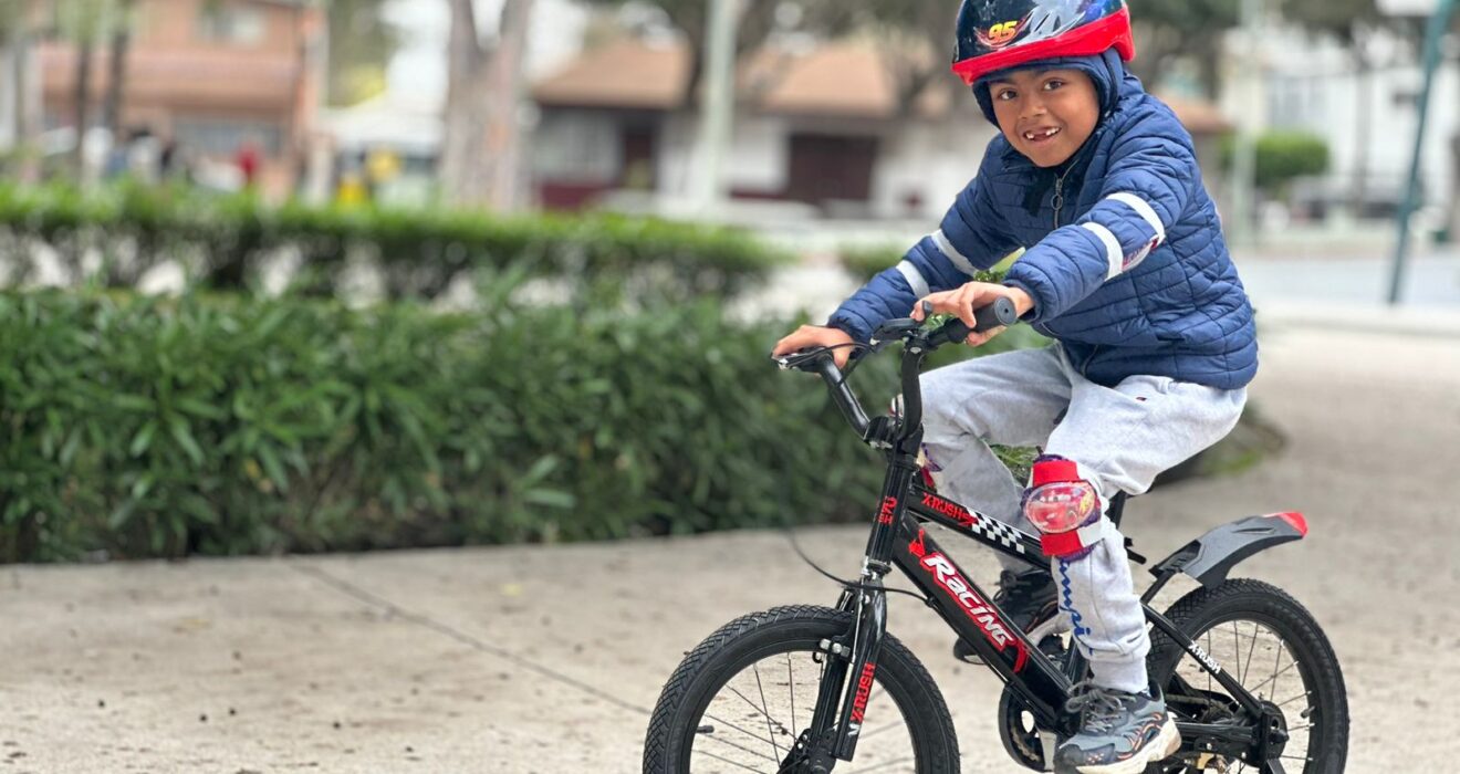 La bicicleta no es solo una herramienta para moverse de un lugar a otro; es un aliado poderoso en la lucha por un planeta más saludable y un cuerpo más fuerte.