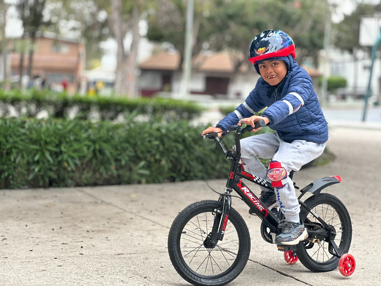 La bicicleta no es solo una herramienta para moverse de un lugar a otro; es un aliado poderoso en la lucha por un planeta más saludable y un cuerpo más fuerte.